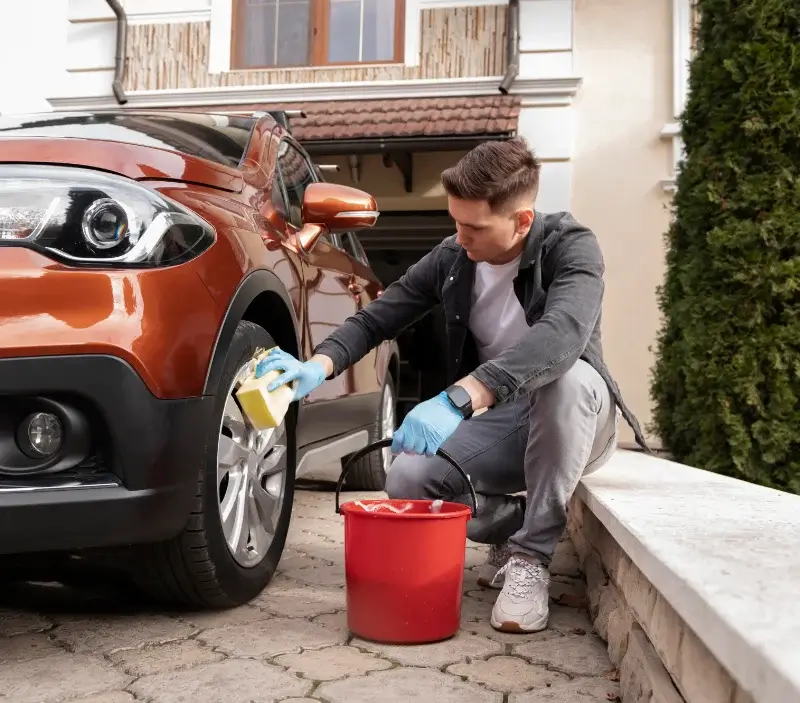Lavage auto à domicile La Chapelle-Blanche : professionnel intervenant sur un véhicule